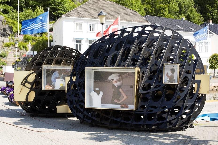 monterbart utstilling ute på torget i risør - Klikk for stort bilde