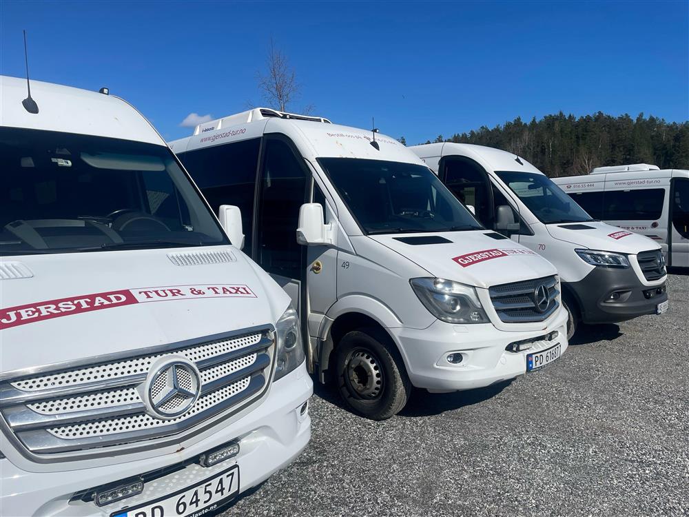Bilde av tre minibusser - Klikk for stort bilde