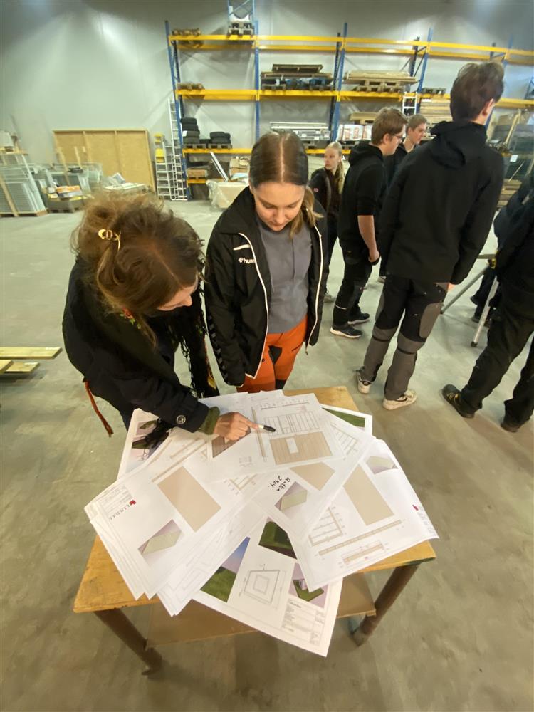 Bilde av ungdommene som er i gang med byggingen  - Klikk for stort bilde