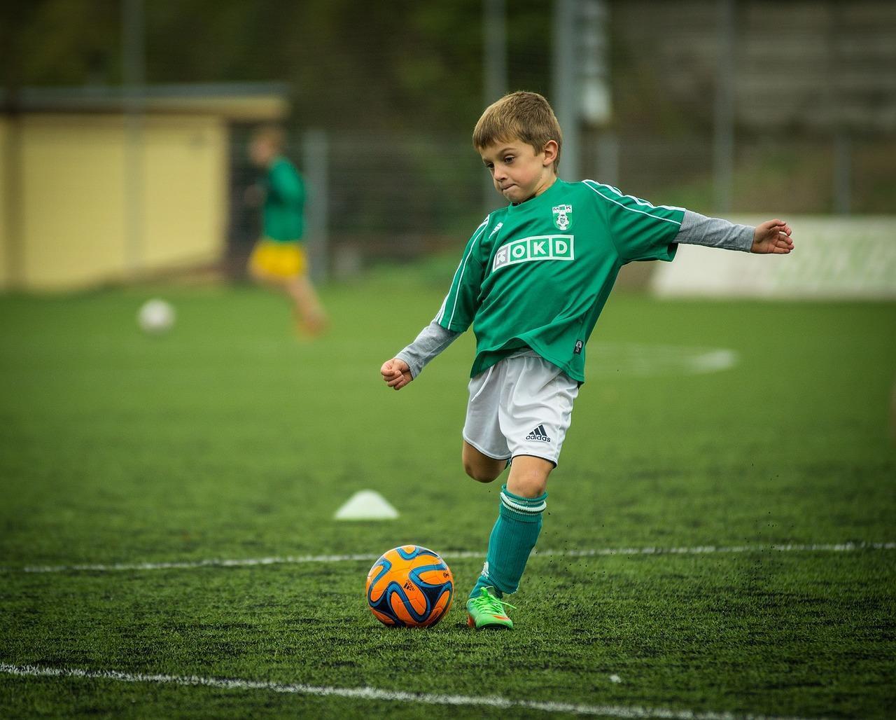 Gutt spiller fotball