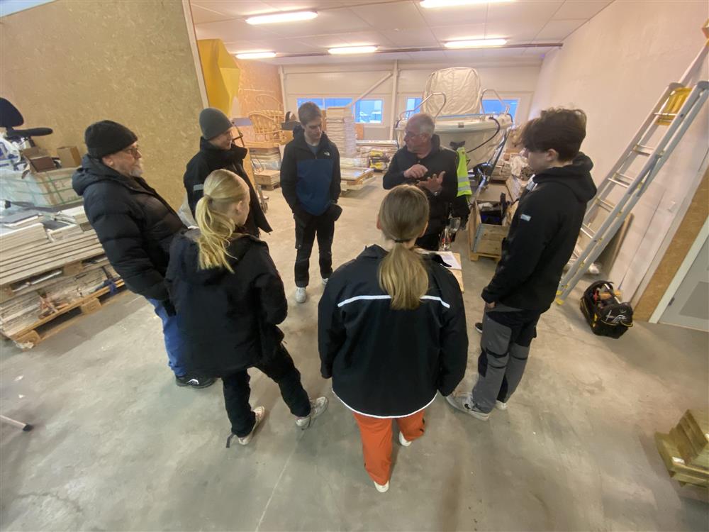 Bilde av ungdommene som er i gang med byggingen  - Klikk for stort bilde