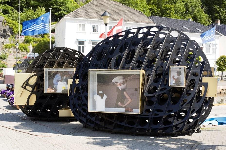 monterbart utstilling ute på torget i risør - Klikk for stort bilde