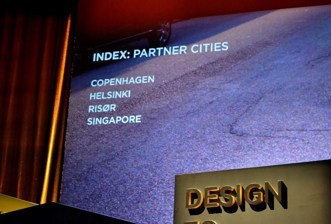 bilde som viser teksten på lerret Singapore, Risør, Helsinki og Copenhagen - Klikk for stort bilde